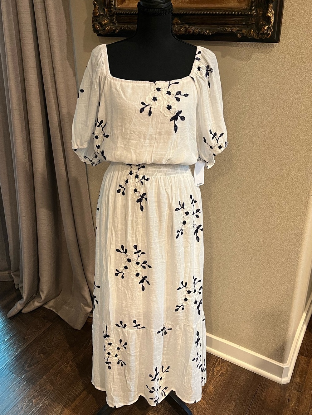 Kindred Maxi Dress Navy Floral Embroidery Puff Sleeves Ruffle Skirt NWT - Picture 1 of 8
